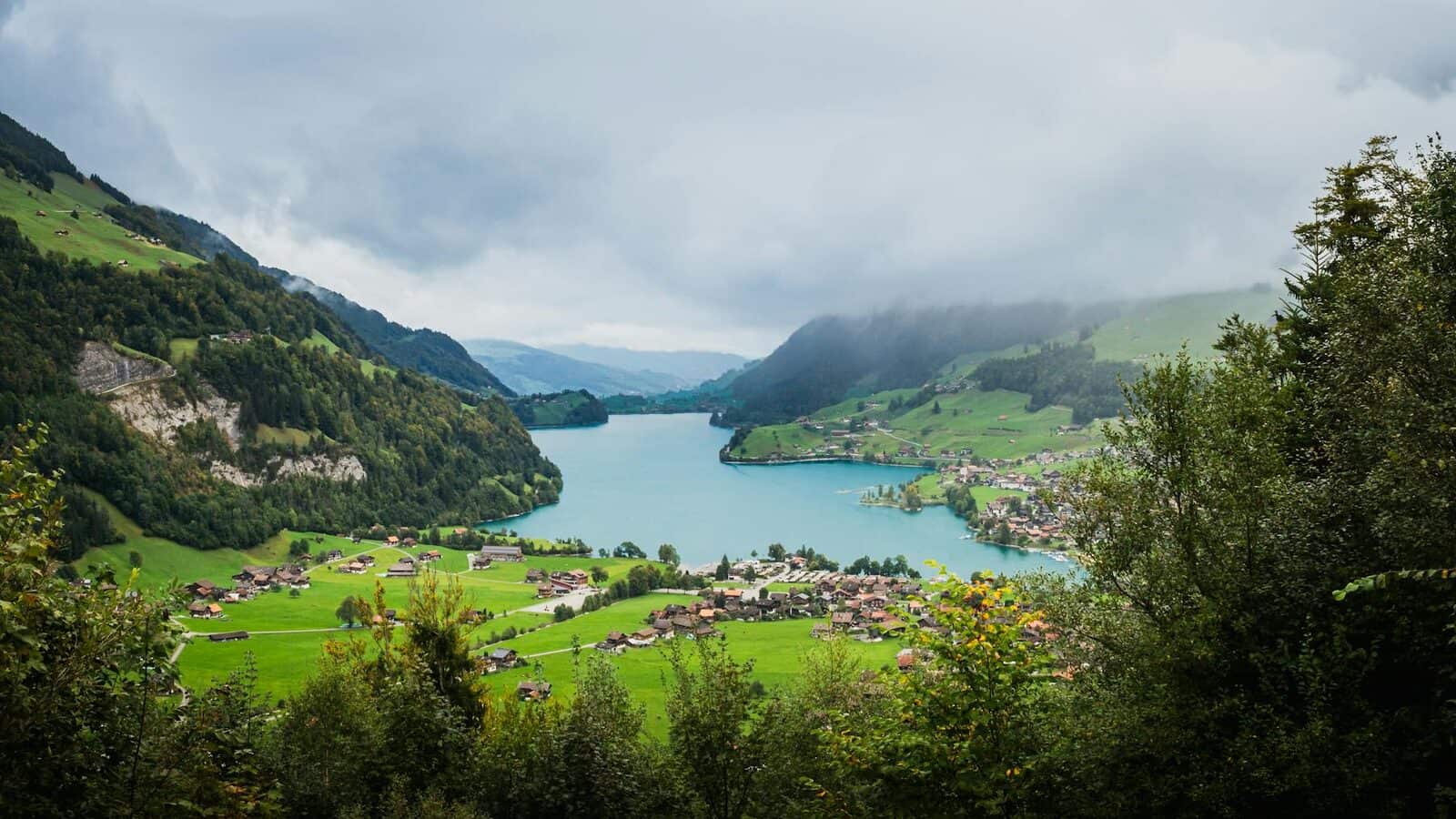 Schweizer Stadt- oder Alpenlandschaft als Titelbild