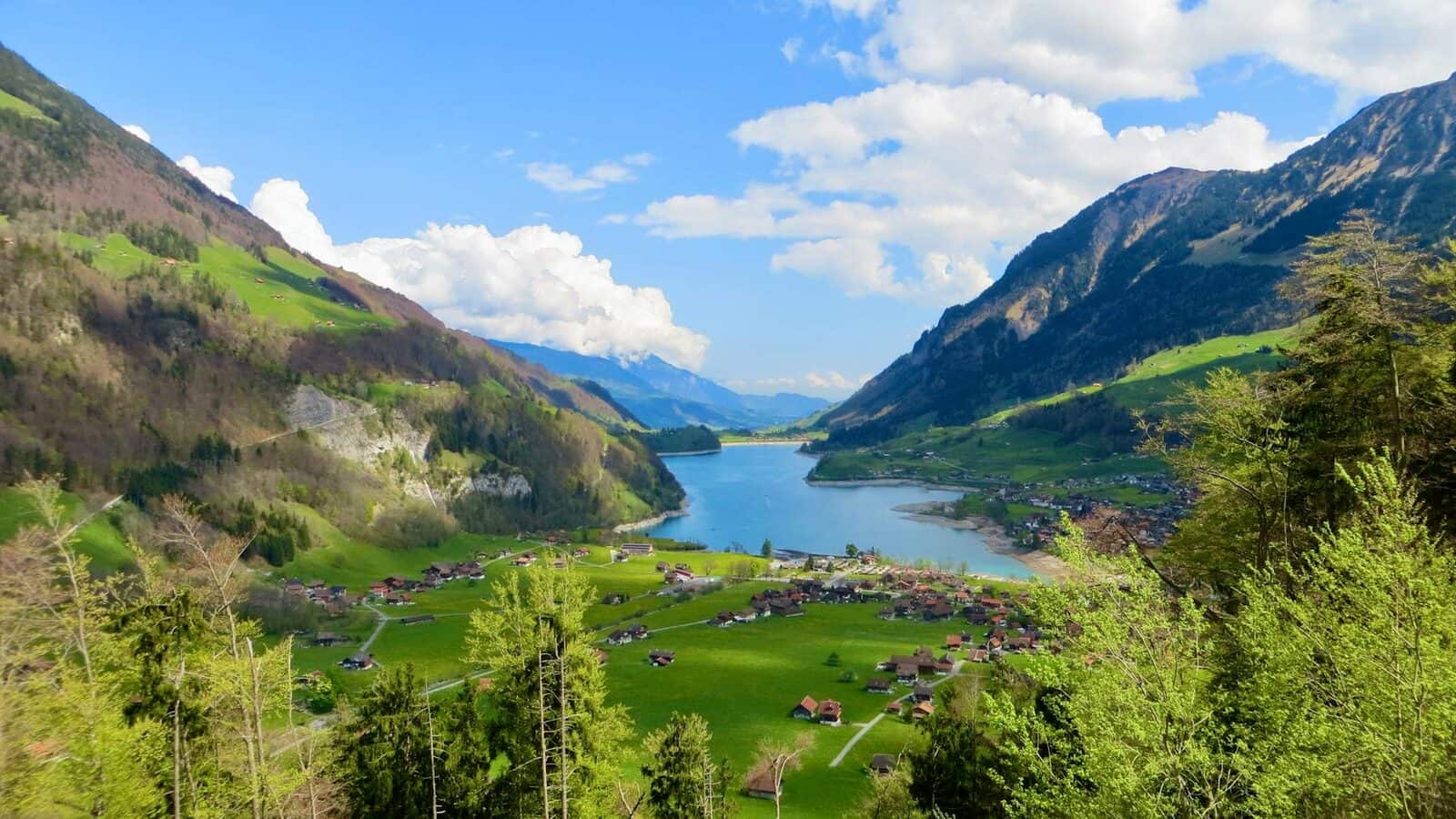 Schweizer Stadt- oder Alpenlandschaft als Titelbild