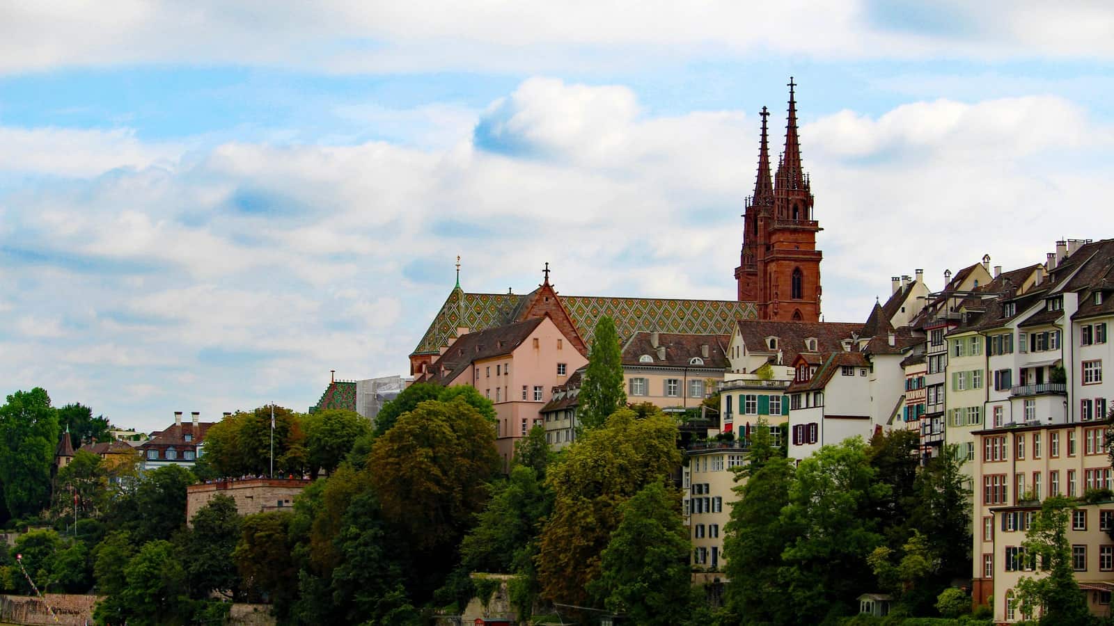 Blick auf die Basler Altstadt am Rhein mit Münster und Uferhäusern
