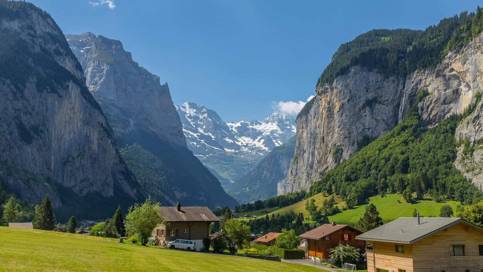 Schweizer Stadt- oder Alpenlandschaft als Titelbild