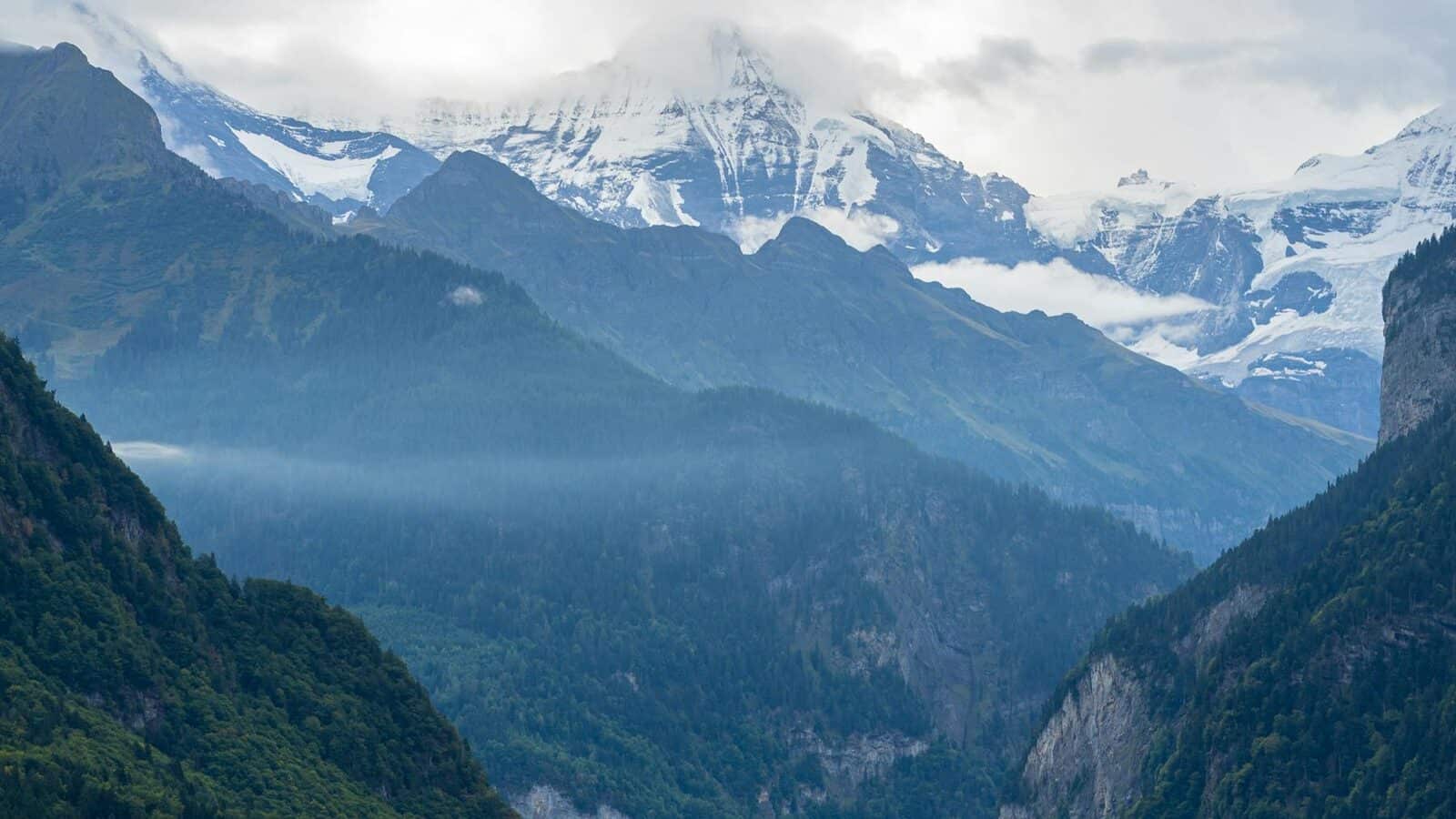 Schweizer Stadt- oder Alpenlandschaft als Titelbild