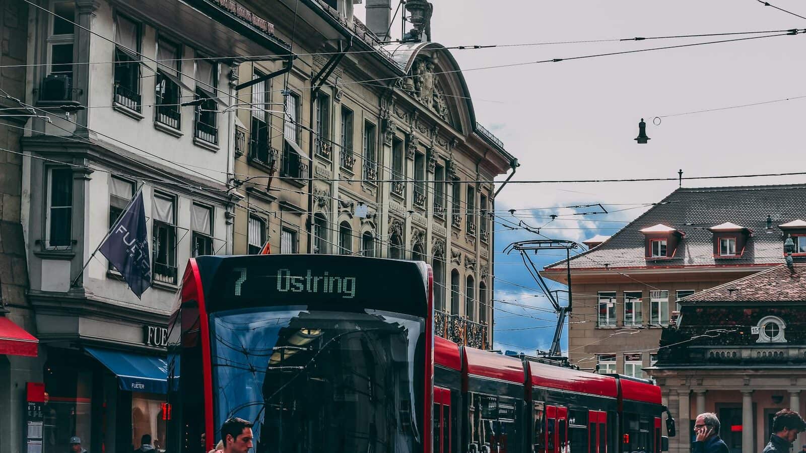 Schweizer Stadt- oder Alpenlandschaft als Titelbild