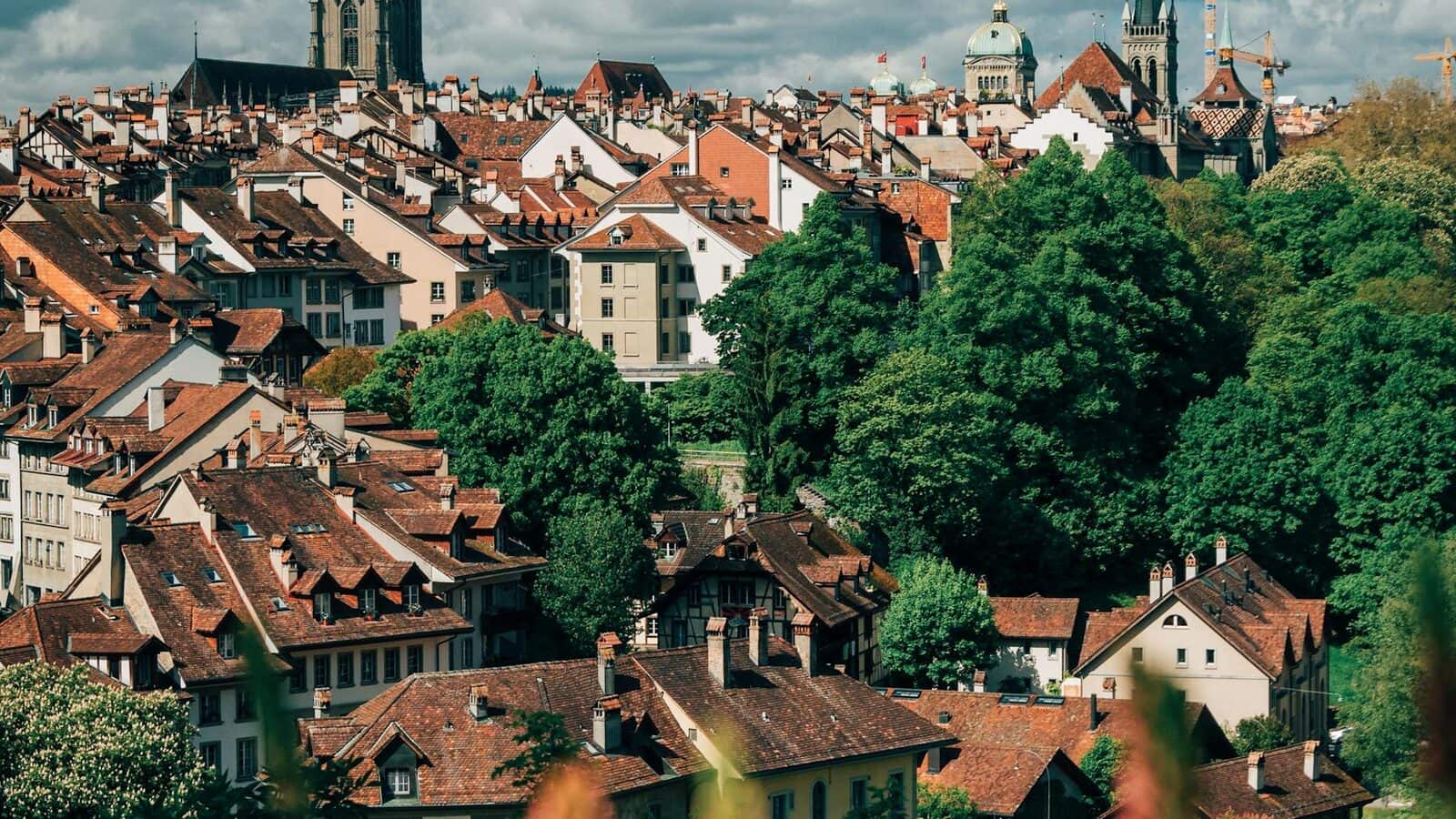 Schweizer Stadt- oder Alpenlandschaft als Titelbild