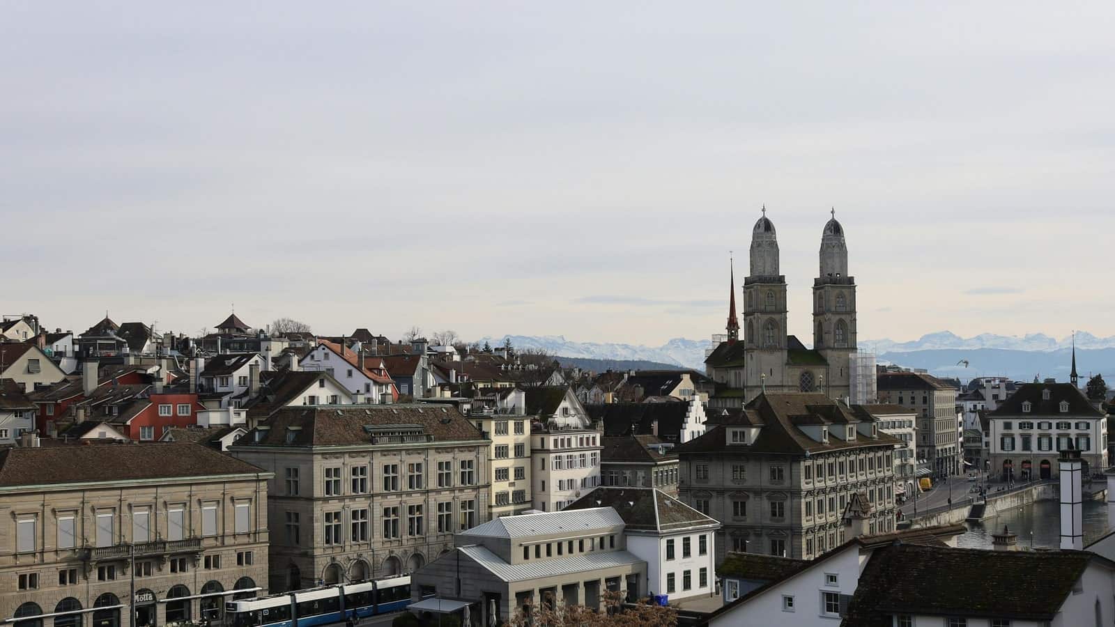 Blick über die Zürcher Altstadt mit Grossmünster und Alpenkette
