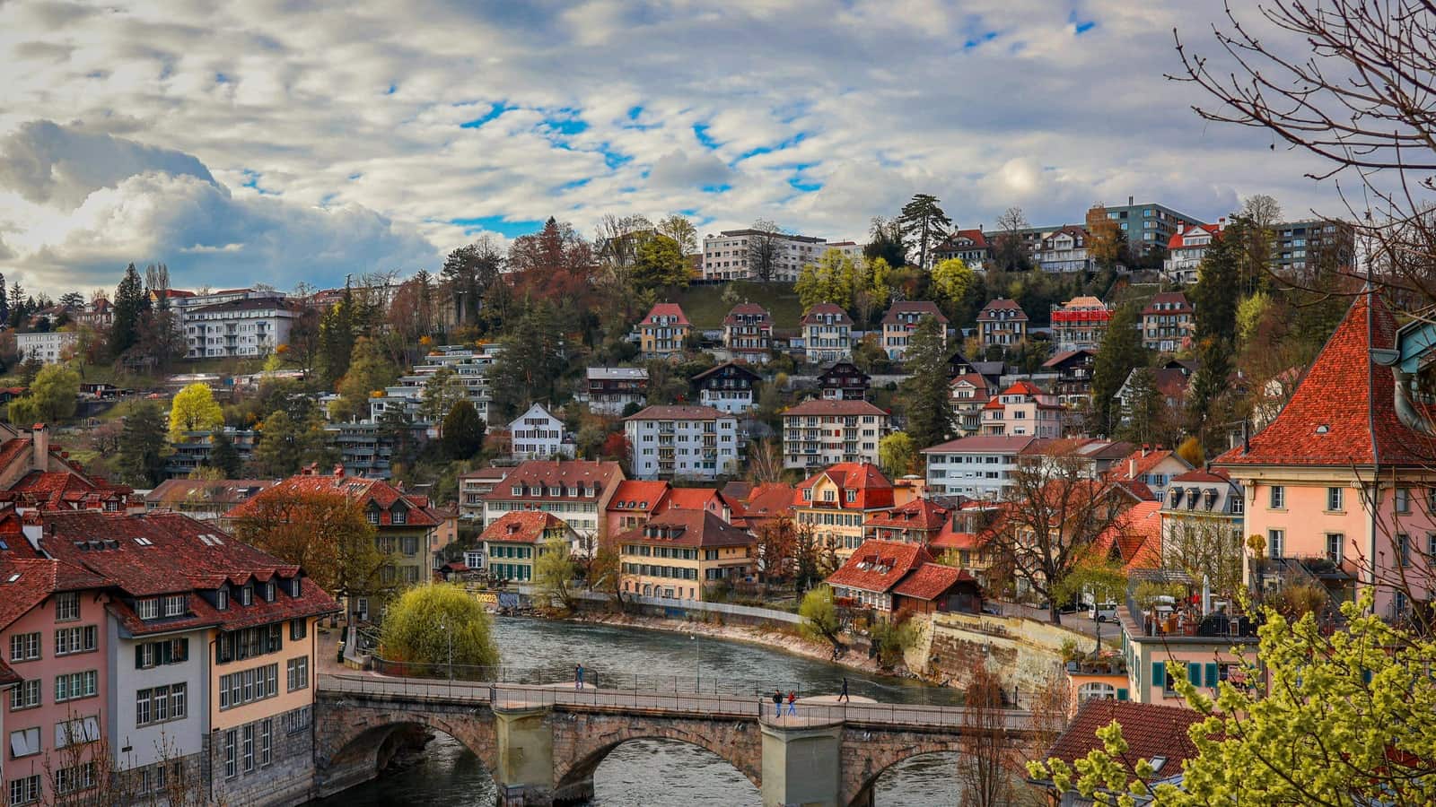 Luftblick über Bern mit Flussbogen, Brücke und dichtem Stadtgefüge