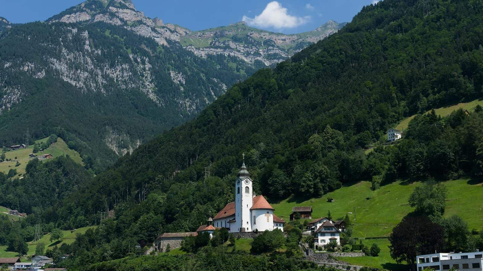 Schweizer Stadt- oder Alpenlandschaft als Titelbild