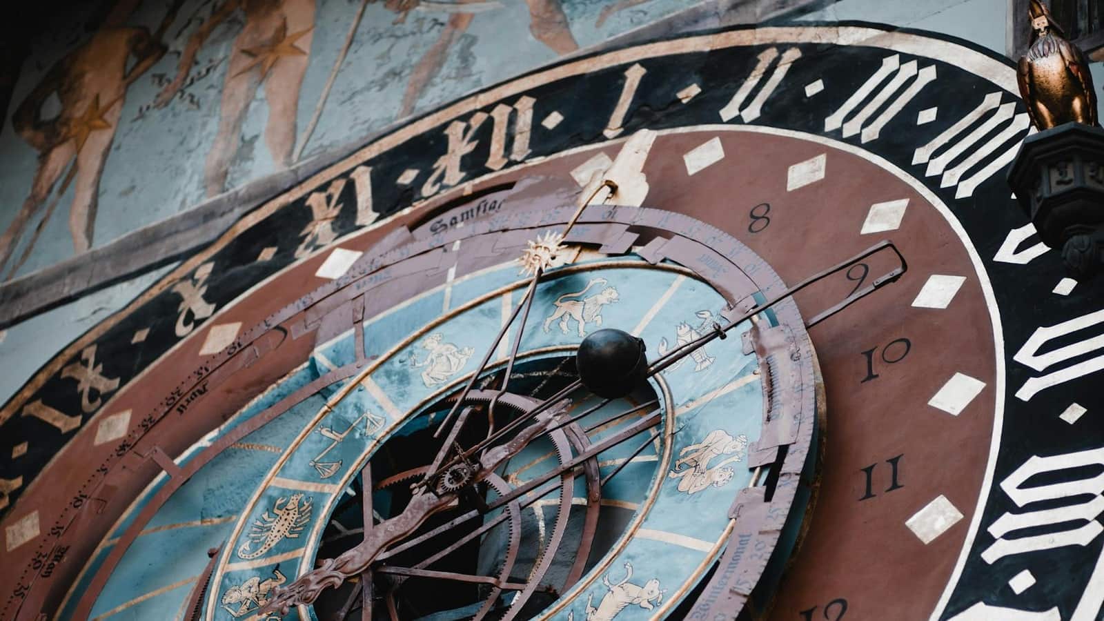 Detail der Zytglogge-Uhr in Bern mit römischen Ziffern