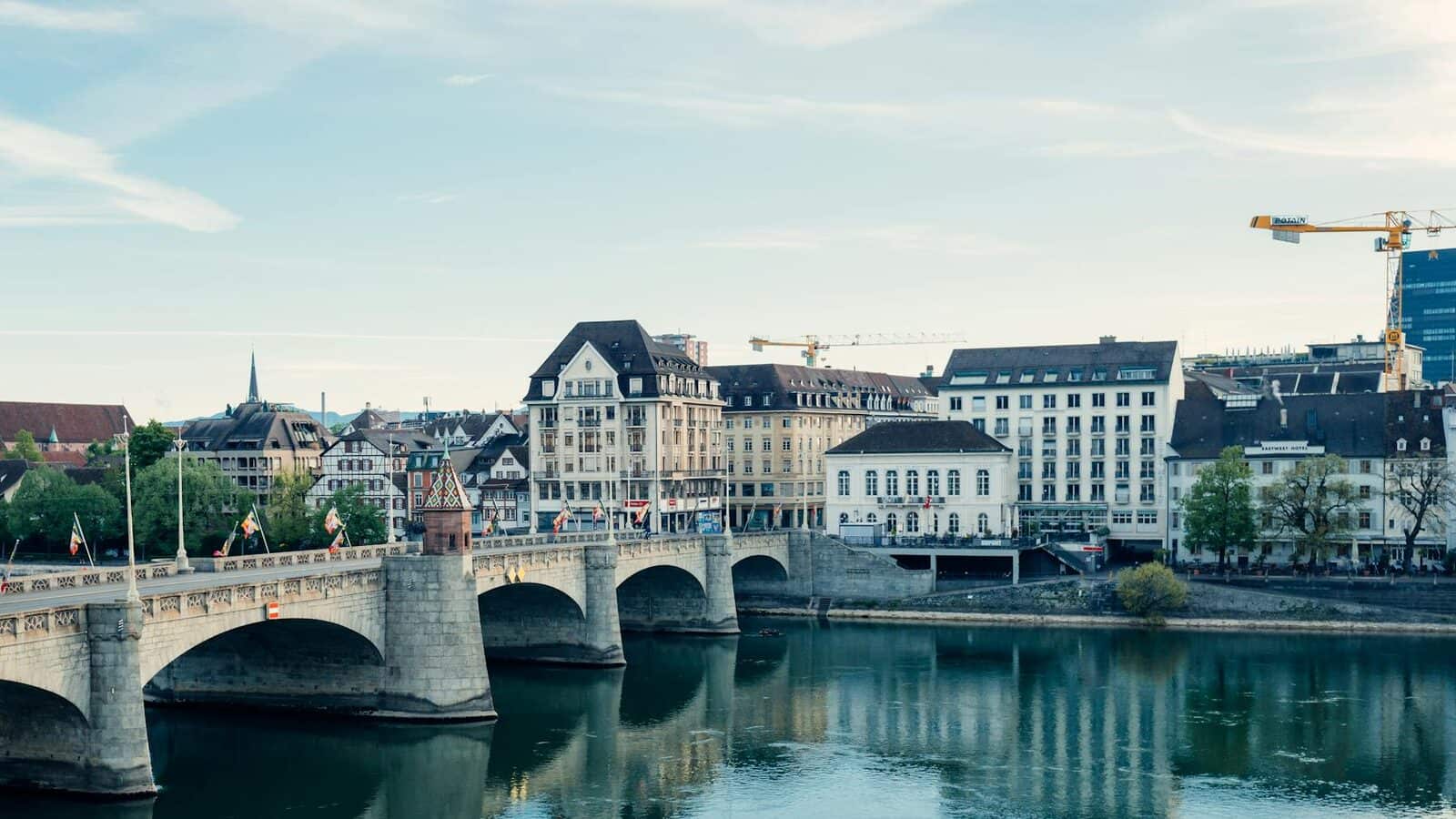 Schweizer Stadt- oder Alpenlandschaft als Titelbild