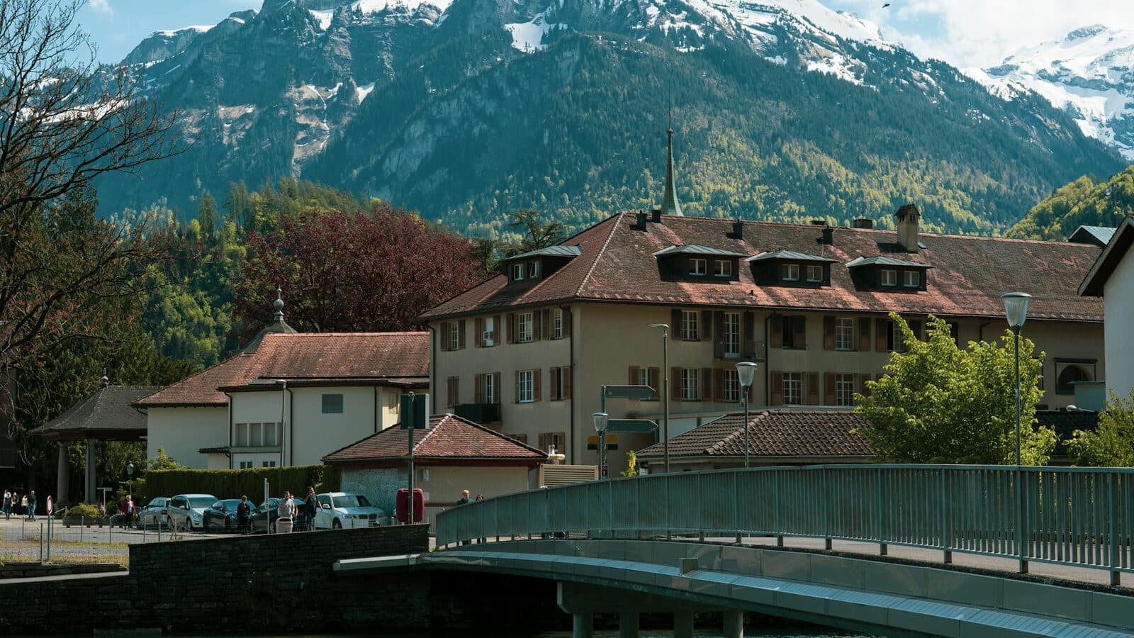 Schweizer Stadt- oder Alpenlandschaft als Titelbild
