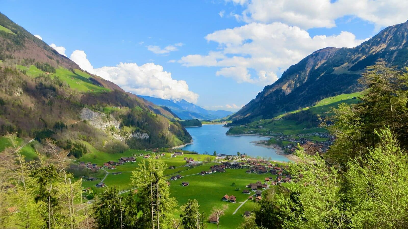 Schweizer Stadt- oder Alpenlandschaft als Titelbild