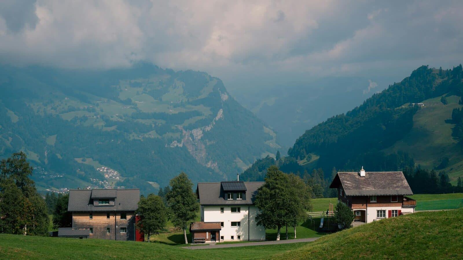 Schweizer Stadt- oder Alpenlandschaft als Titelbild
