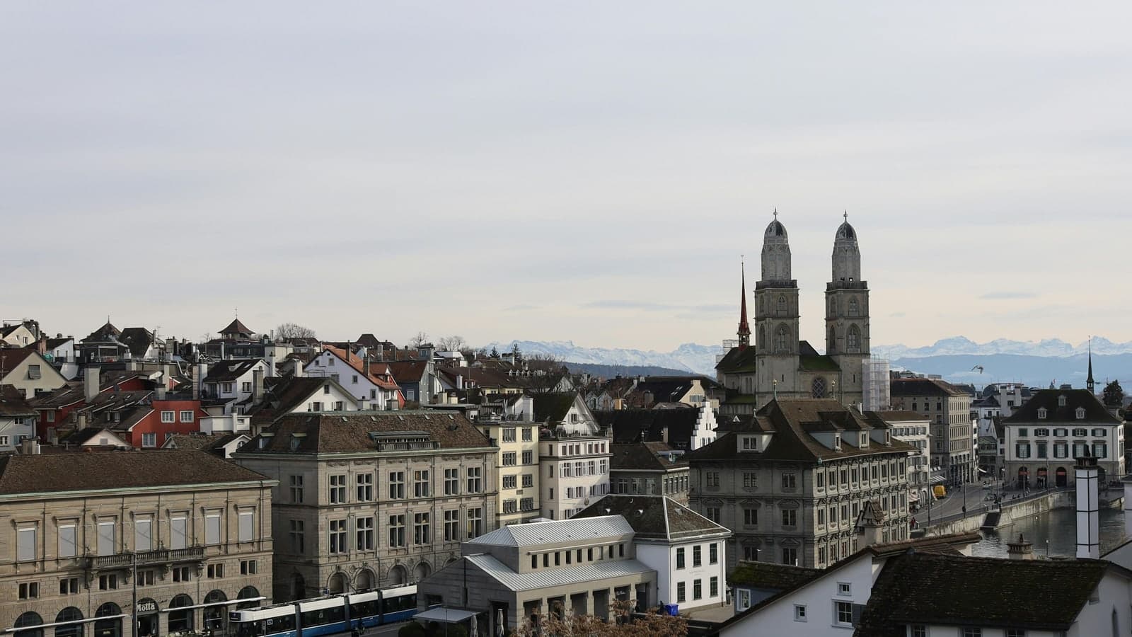 Blick über die Zürcher Altstadt mit Grossmünster und Alpenkette