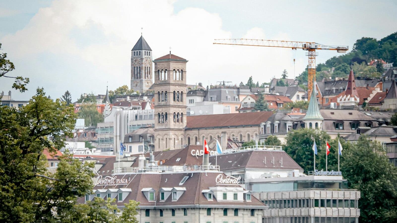 Paysage urbain ou alpin suisse en image de couverture