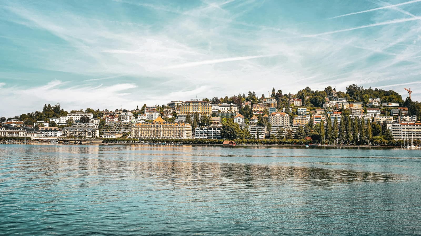 Luftaufnahme von Luzern mit See, Stadt und Bergkulisse
