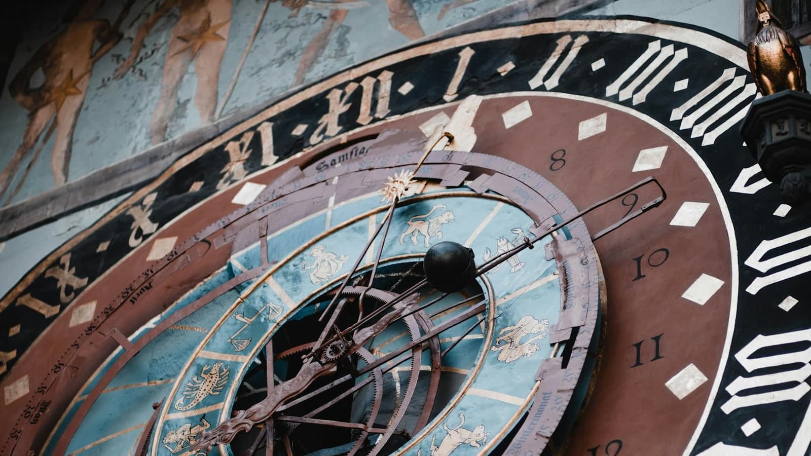 Detail der Zytglogge-Uhr in Bern mit römischen Ziffern