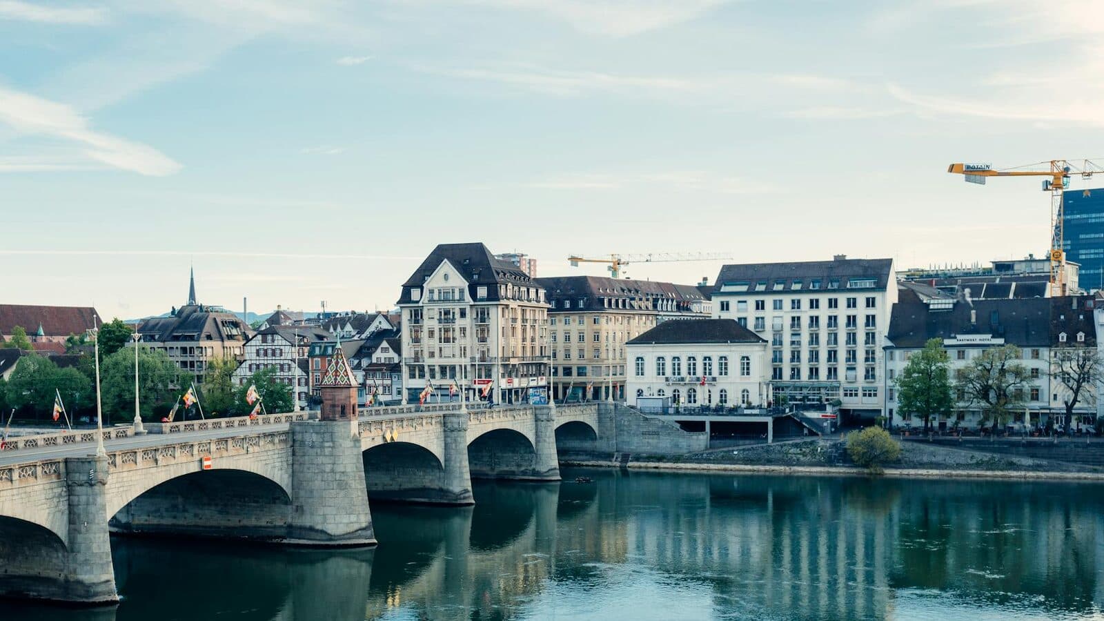 Schweizer Stadt- oder Alpenlandschaft als Titelbild
