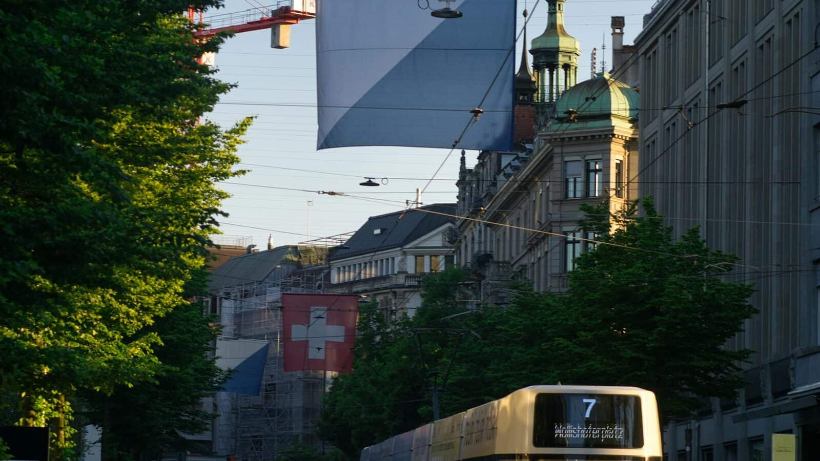 Paysage urbain ou alpin suisse en image de couverture