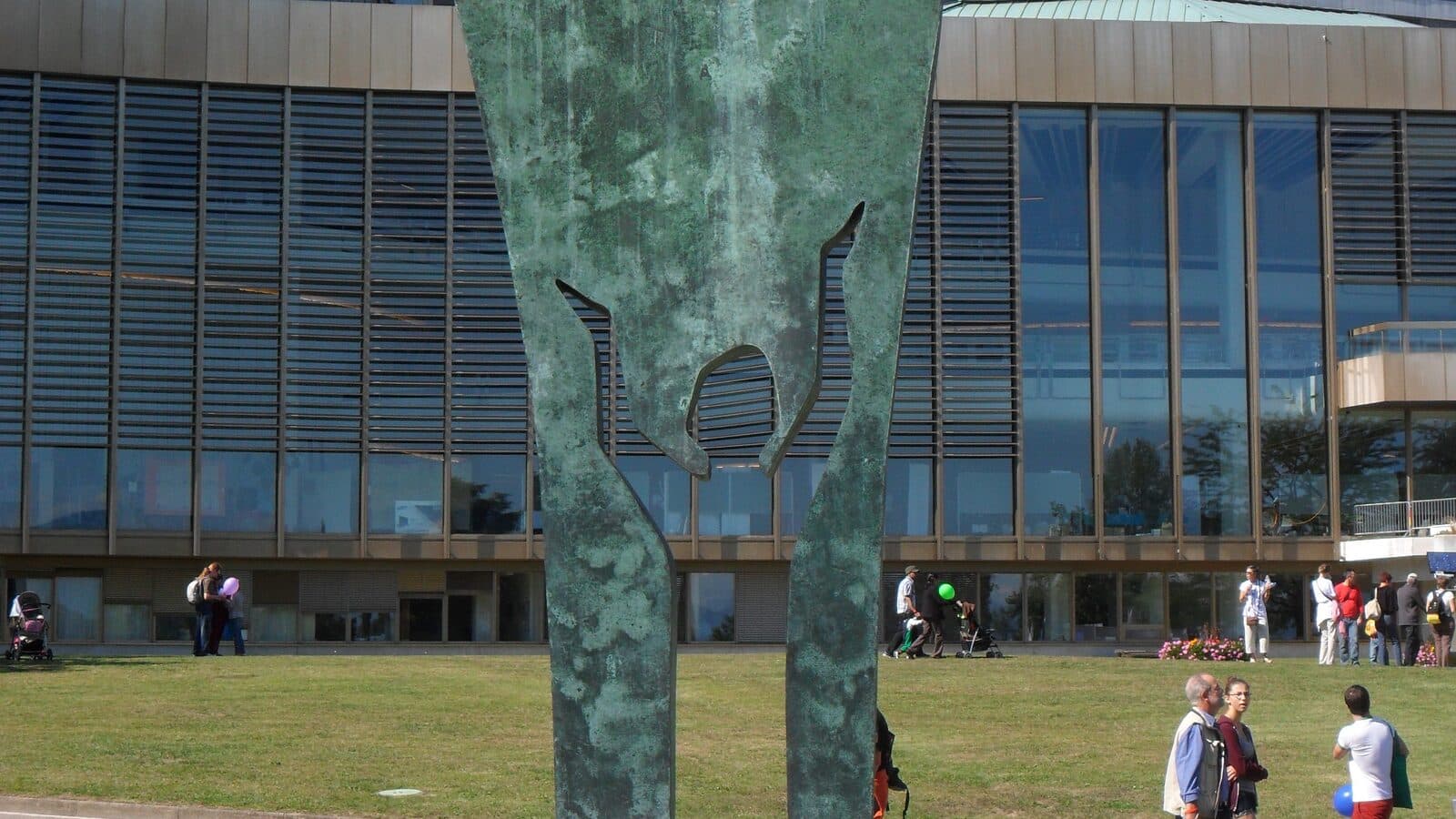 Family sculpture by Edwina Sandys