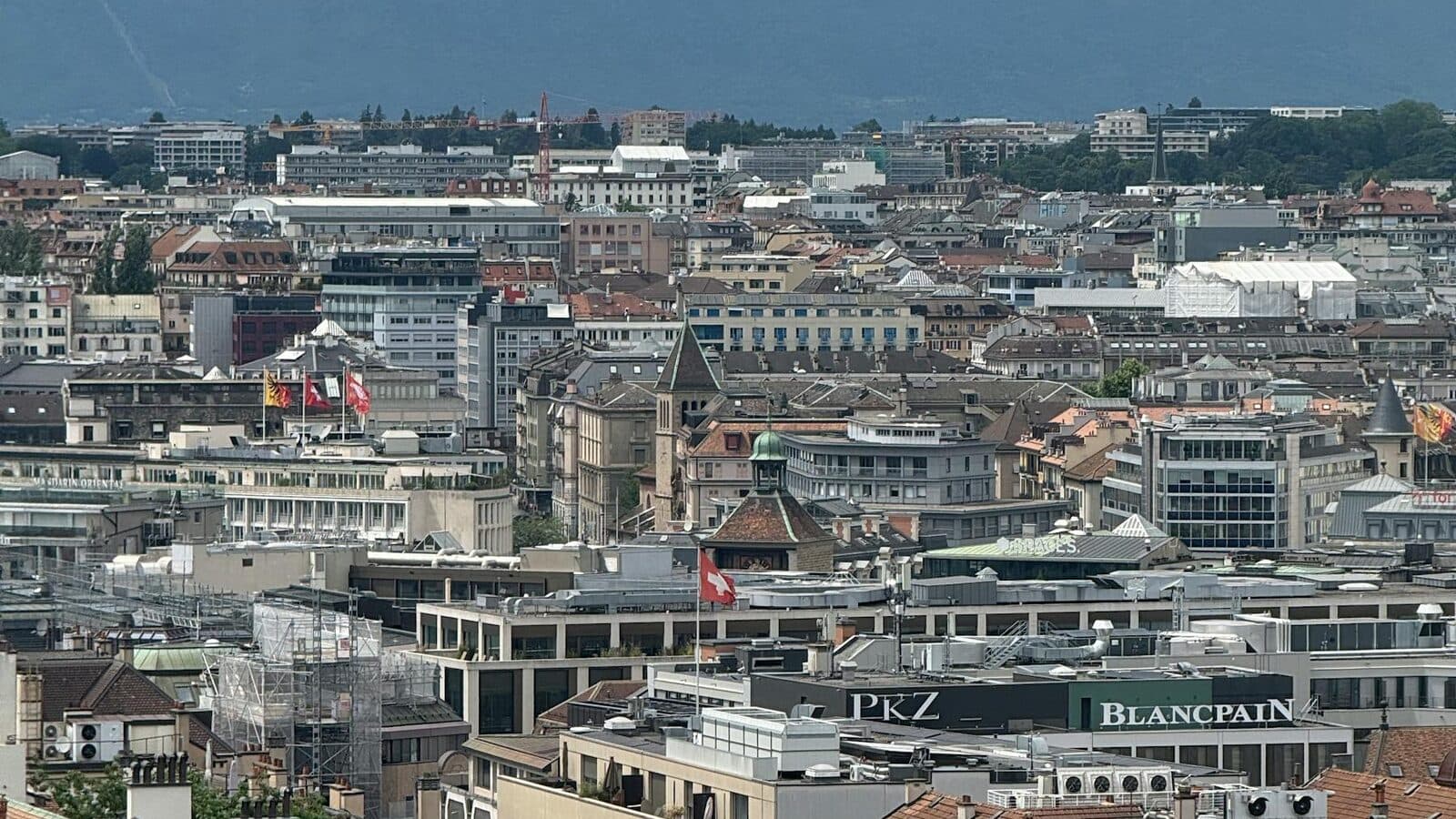 Paesaggio urbano o alpino svizzero come immagine di copertina