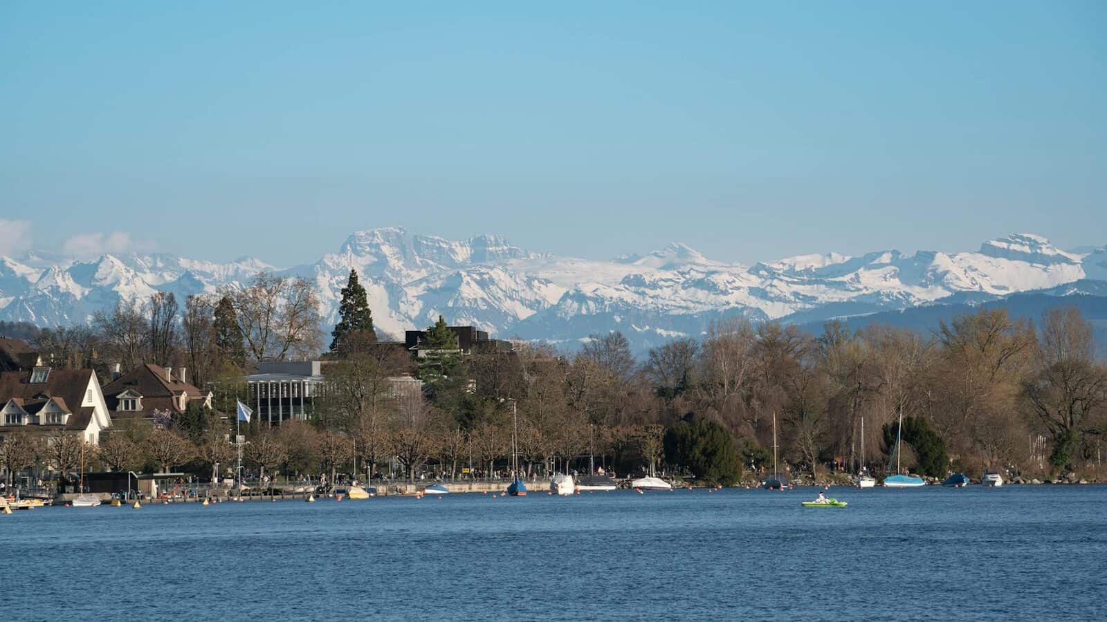 Paesaggio urbano o alpino svizzero come immagine di copertina