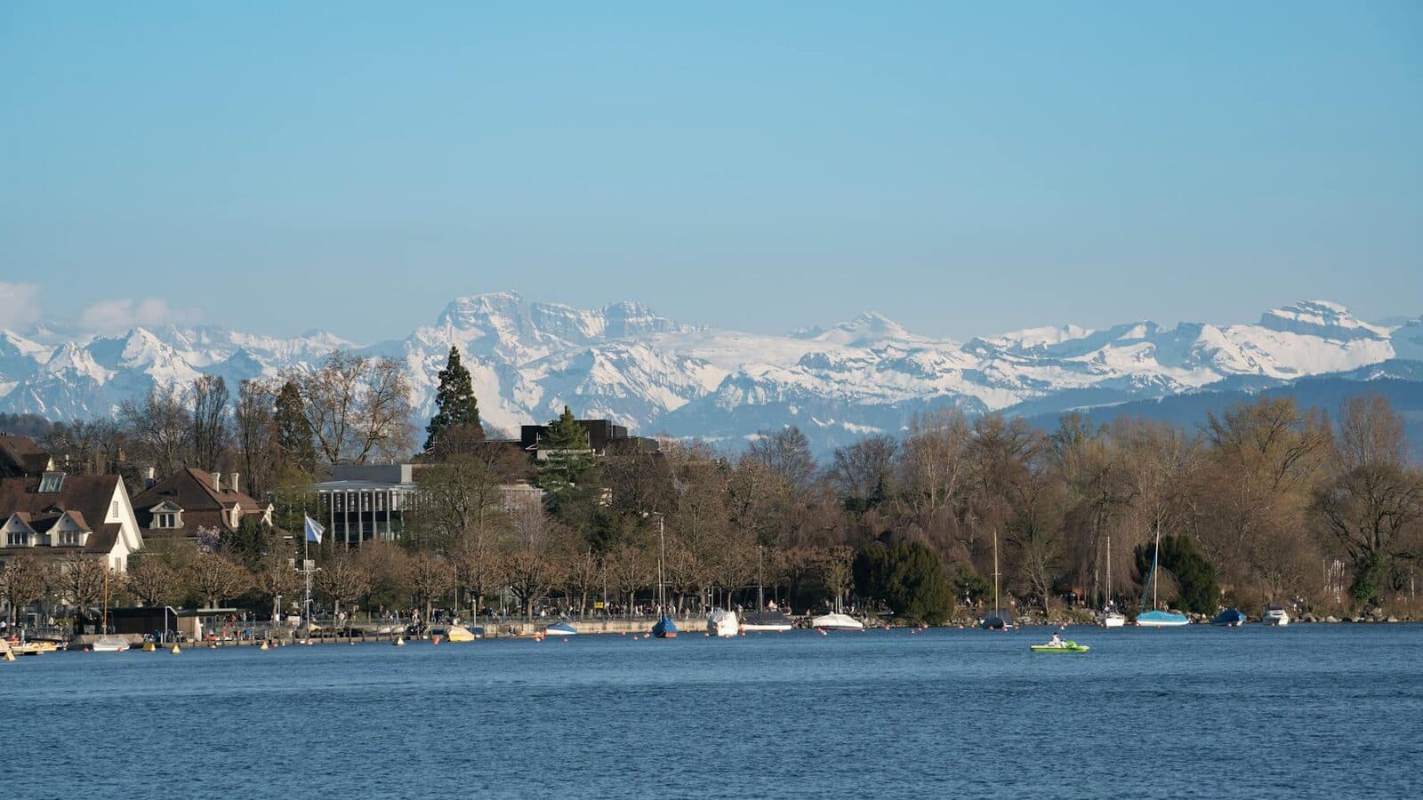 Paesaggio urbano o alpino svizzero come immagine di copertina