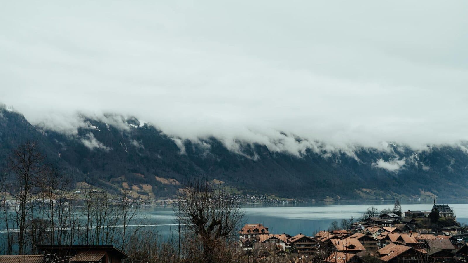 Schweizer Stadt- oder Alpenlandschaft als Titelbild