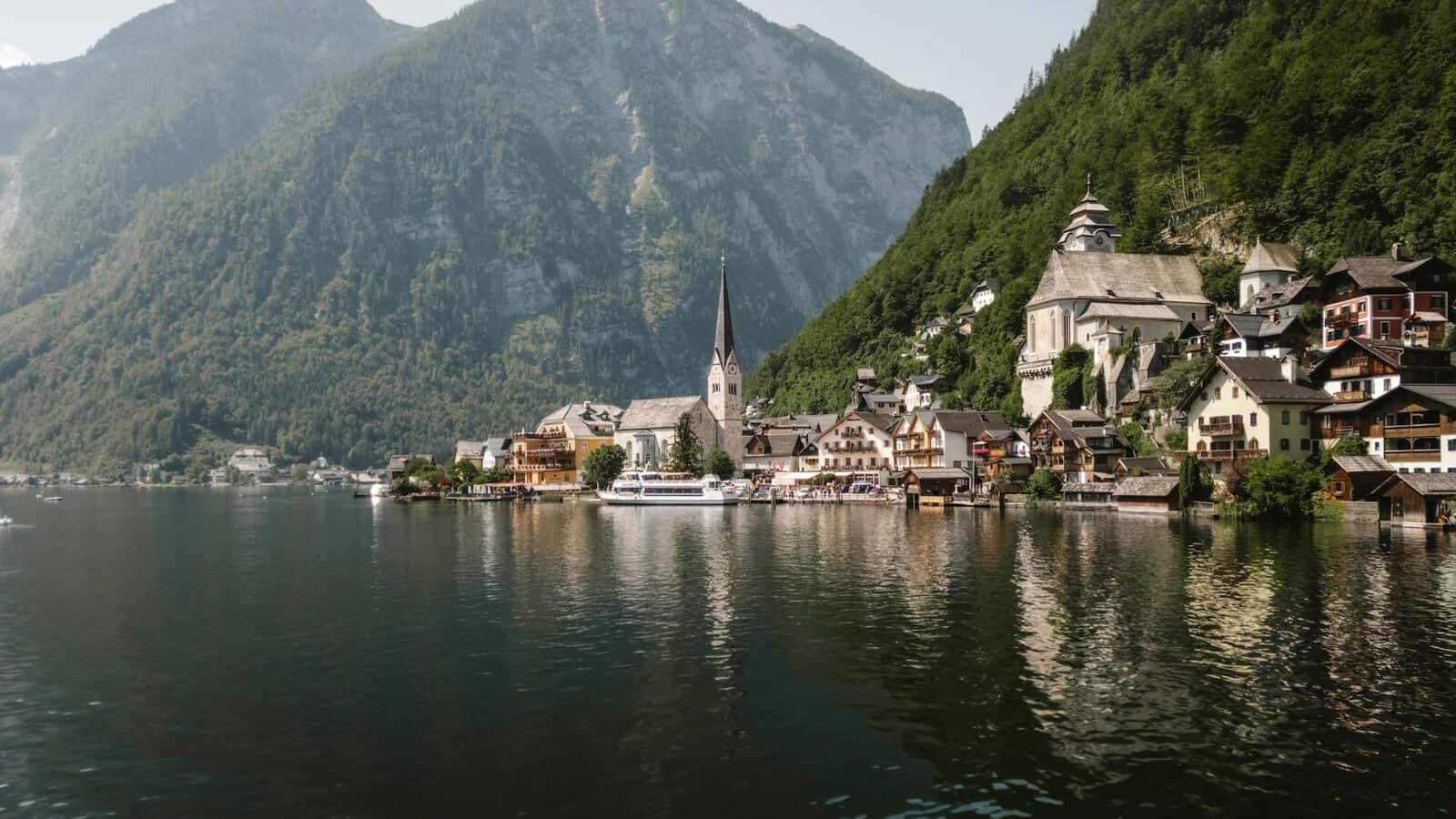 Paesaggio urbano o alpino svizzero come immagine di copertina