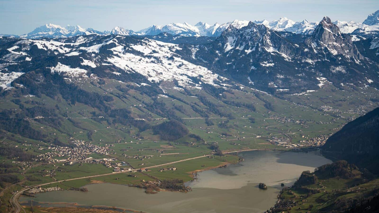 Dichte Schweizer Stadtbebauung mit Dächern