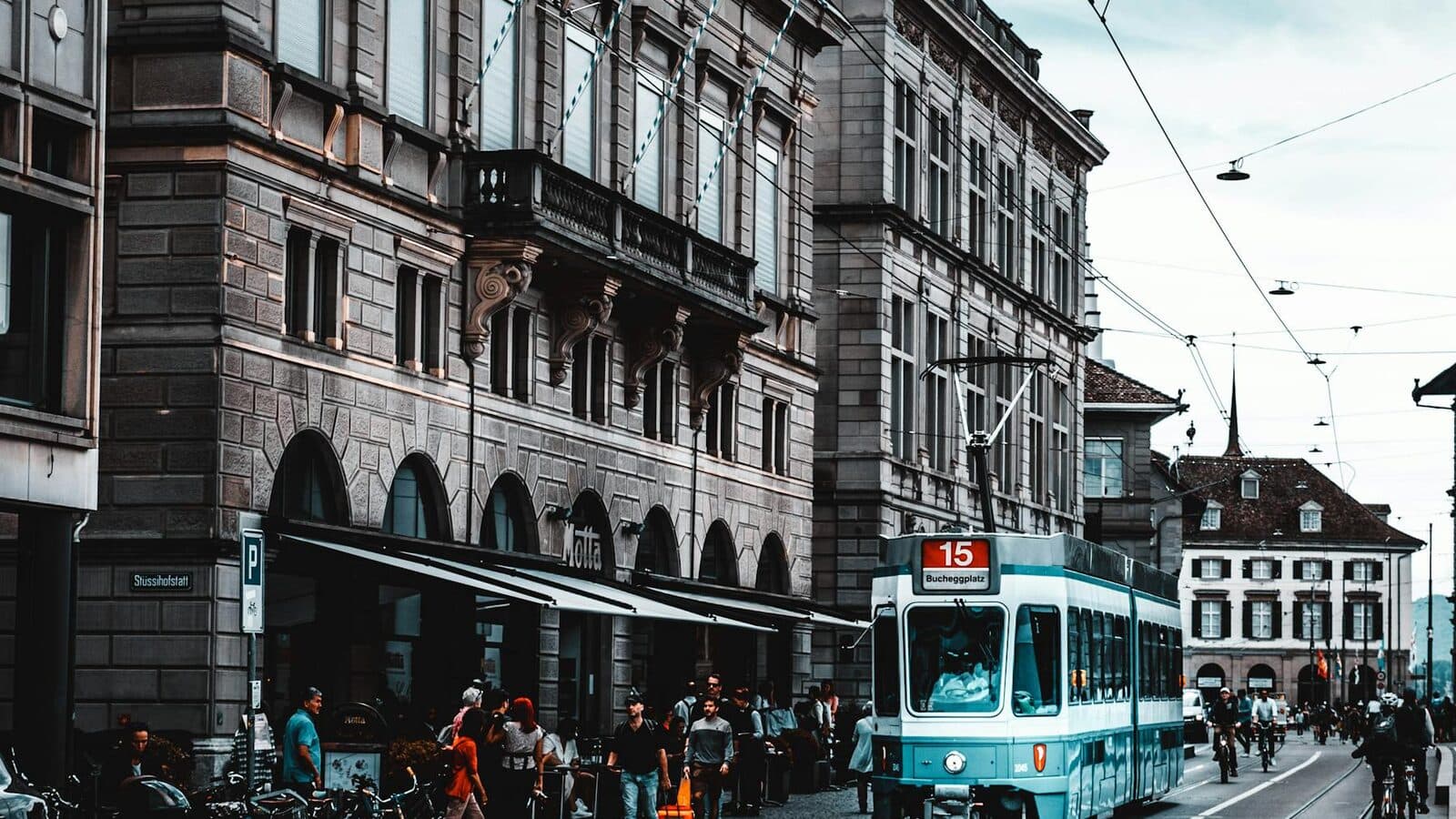 Tram in una strada di Zurigo